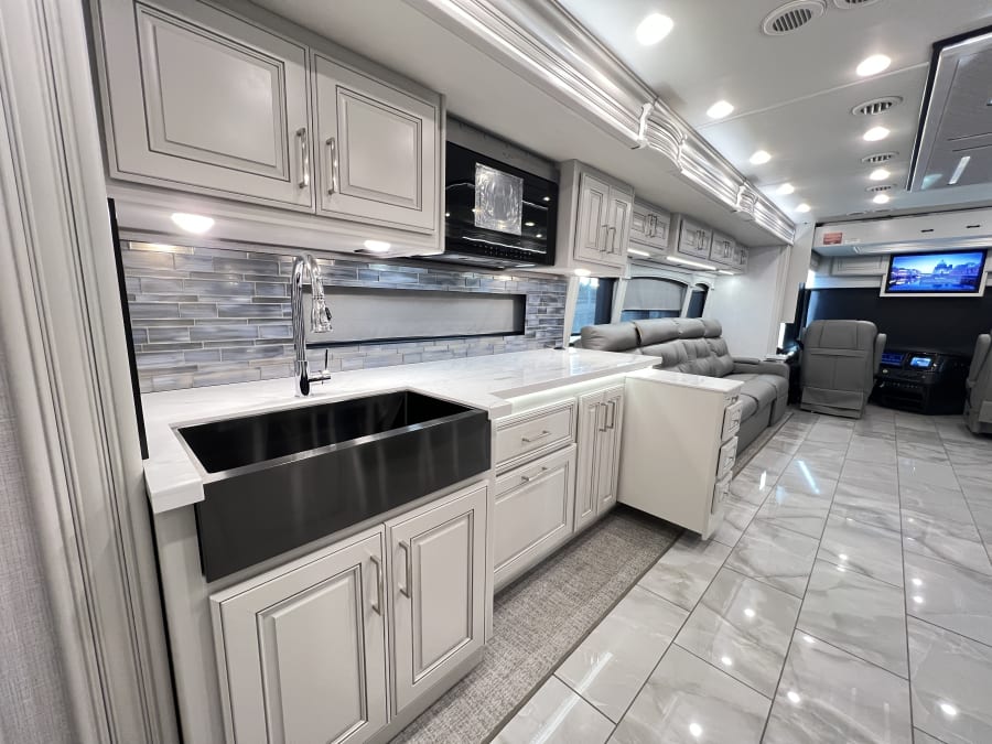 2026 Fleetwood DISCOVERY LXE — photo 9 view