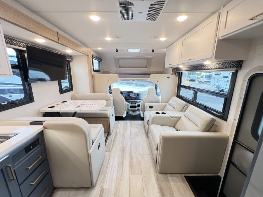 2026 Thor Motor Coach QUANTUM — rear three-quarter view