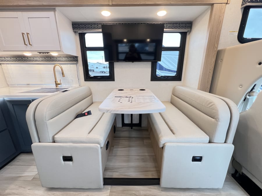 2026 Thor Motor Coach QUANTUM — photo 7 view
