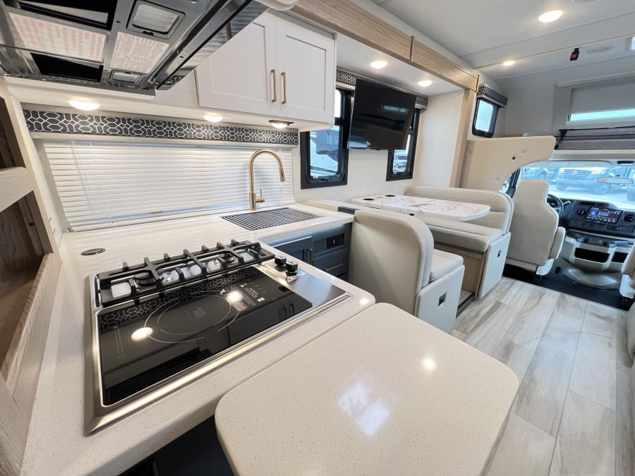 2026 Thor Motor Coach QUANTUM — photo 9 view