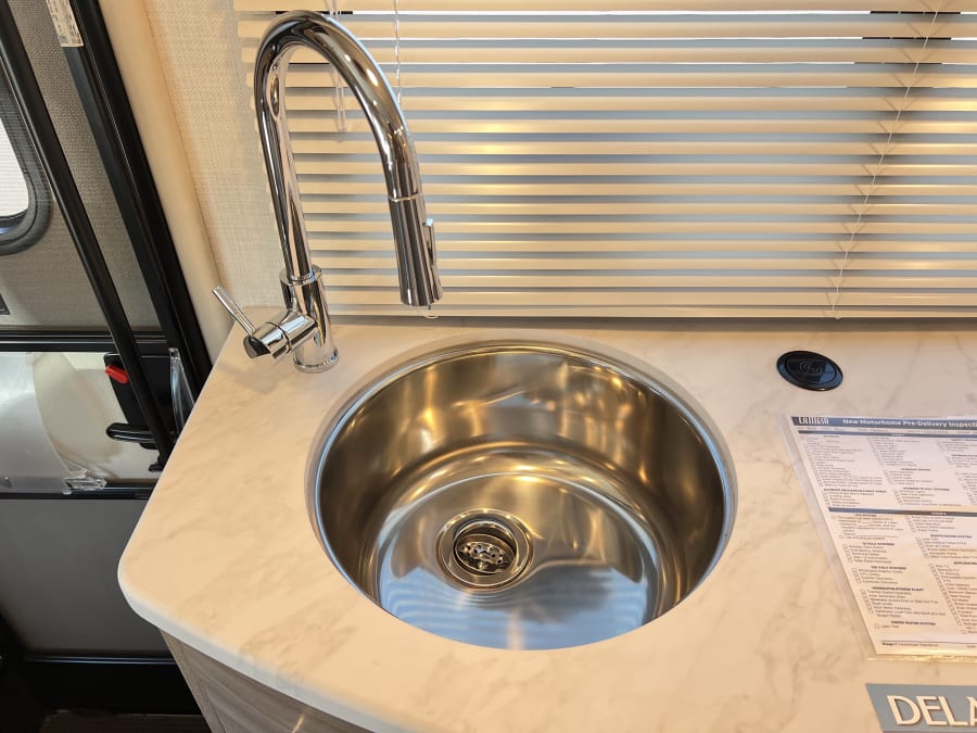 2026 Thor Motor Coach DELANO — photo 8 view