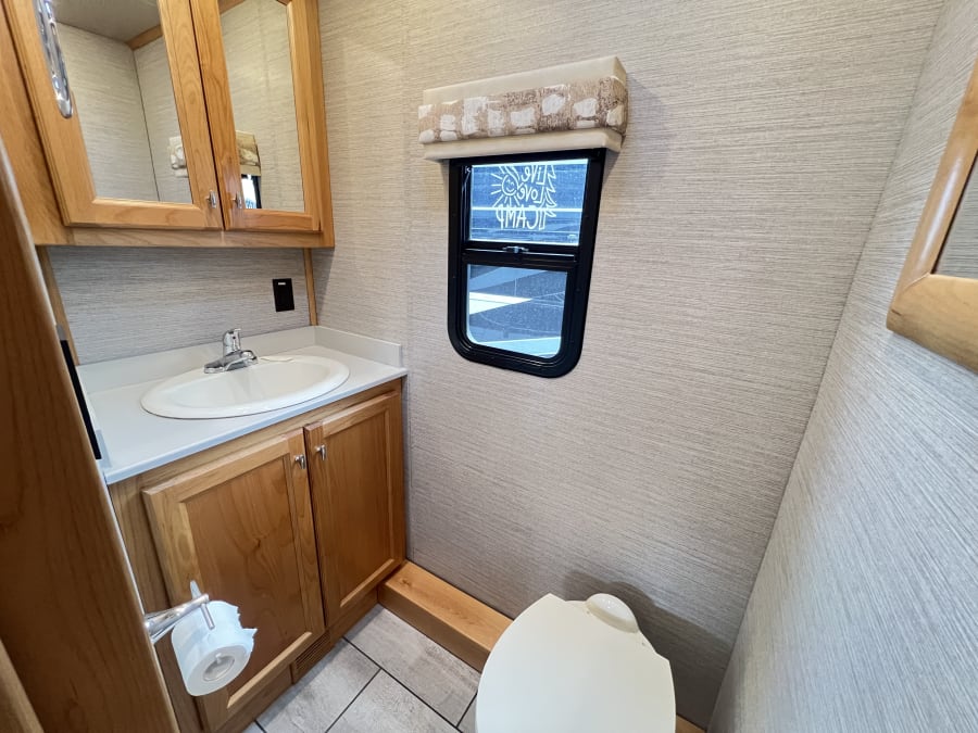 2022 Tiffin ALLEGRO RED — photo 20 view