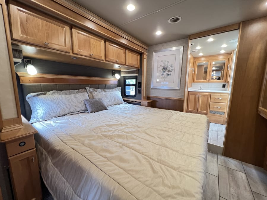 2022 Tiffin ALLEGRO RED — photo 21 view