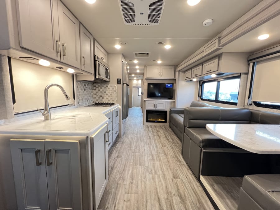 2023 Thor Motor Coach MIRAMAR — detail view