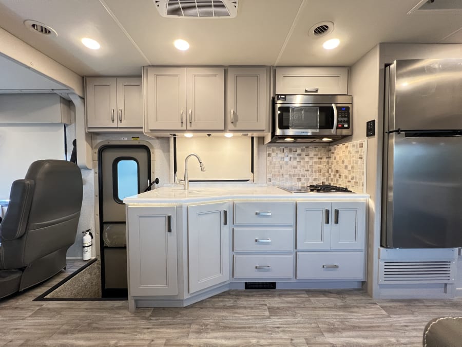 2023 Thor Motor Coach MIRAMAR — photo 7 view