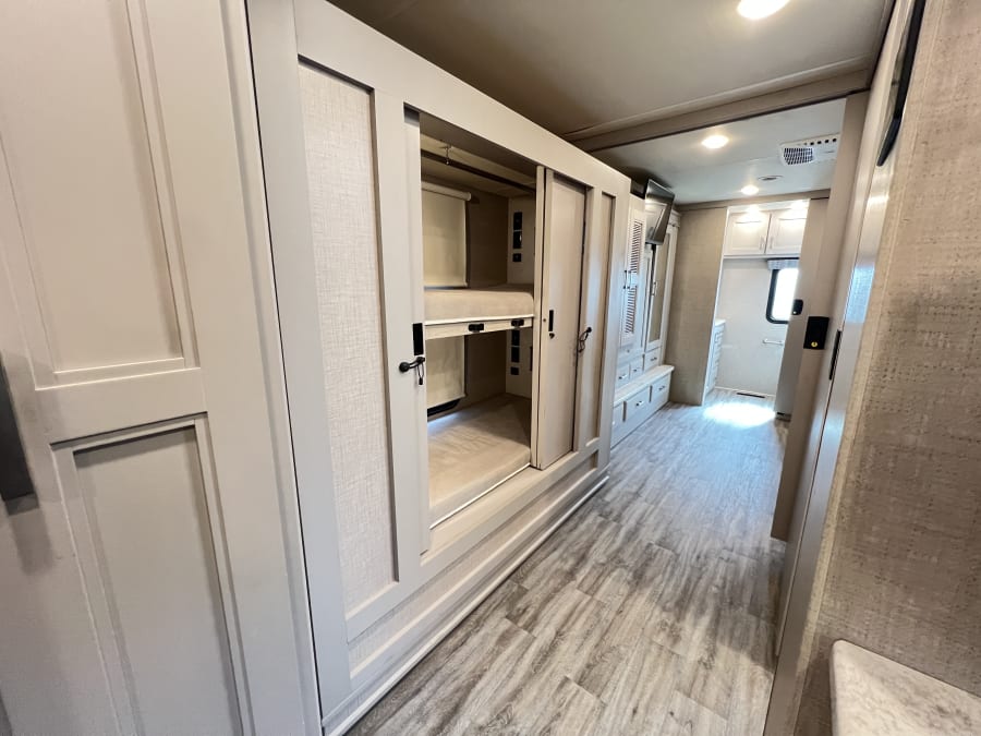 2023 Thor Motor Coach MIRAMAR — photo 9 view