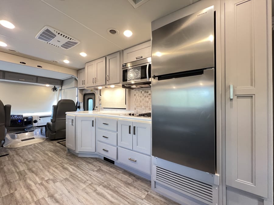 2023 Thor Motor Coach MIRAMAR — photo 10 view