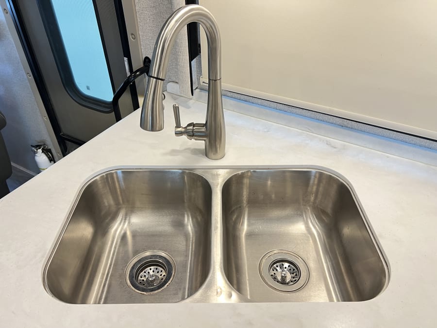 2023 Thor Motor Coach MIRAMAR — photo 11 view