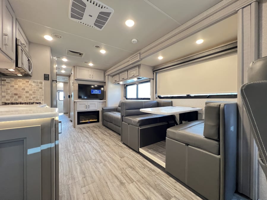 2023 Thor Motor Coach MIRAMAR — photo 14 view