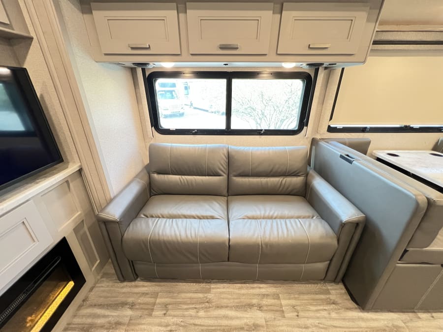 2023 Thor Motor Coach MIRAMAR — photo 16 view