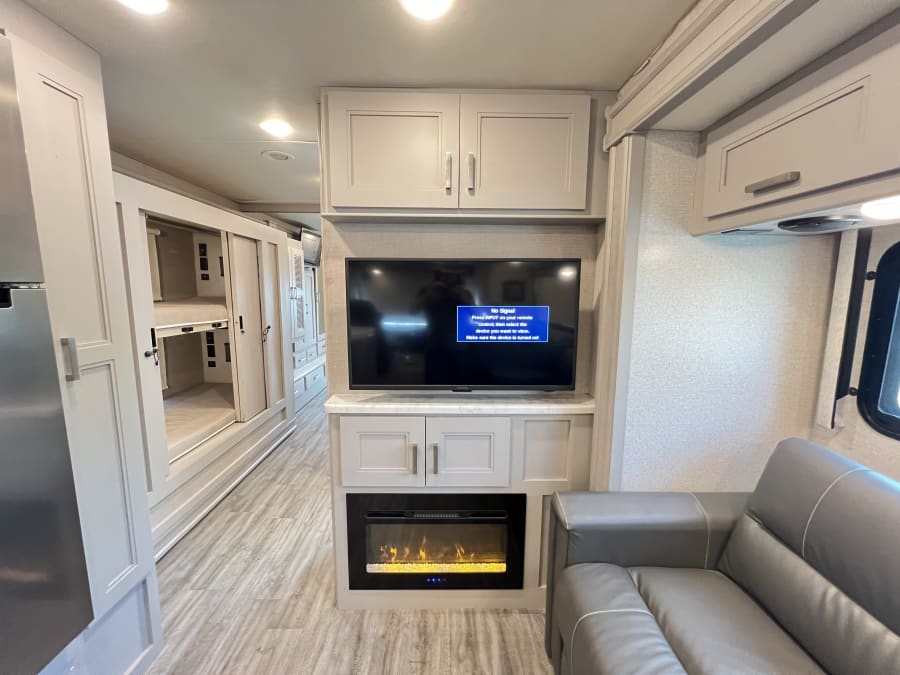 2023 Thor Motor Coach MIRAMAR — photo 17 view