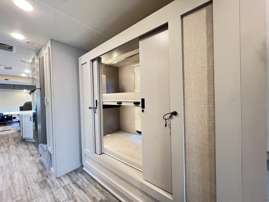 2023 Thor Motor Coach MIRAMAR — photo 19 view