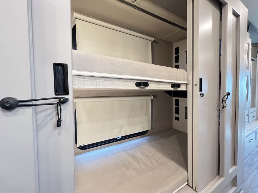 2023 Thor Motor Coach MIRAMAR — photo 20 view