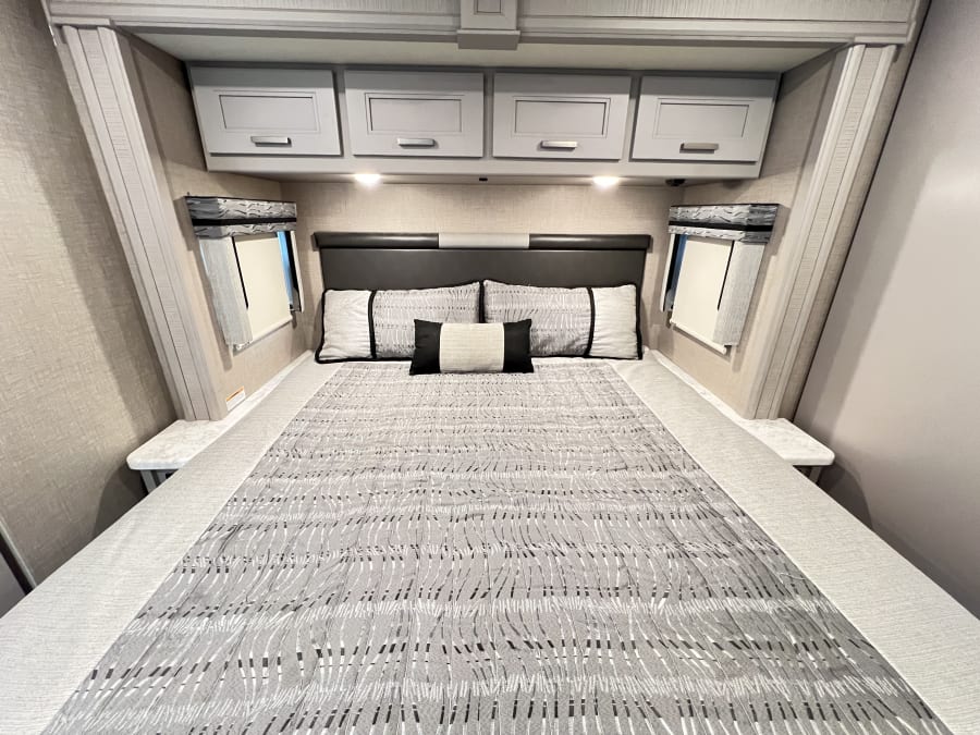 2023 Thor Motor Coach MIRAMAR — photo 21 view