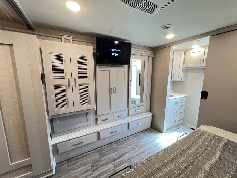 2023 Thor Motor Coach MIRAMAR — photo 22 view