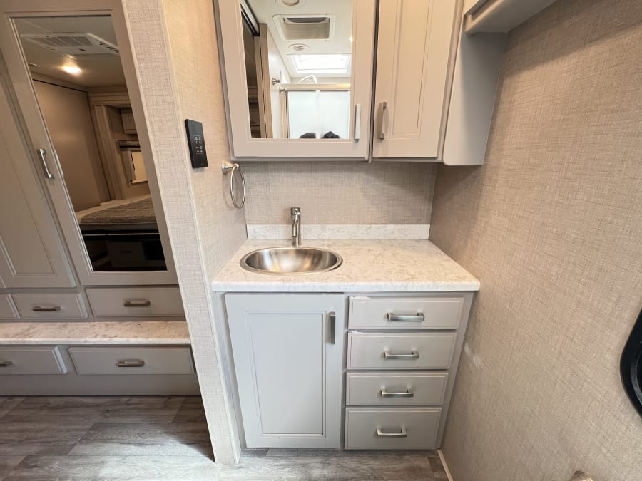 2023 Thor Motor Coach MIRAMAR — photo 23 view