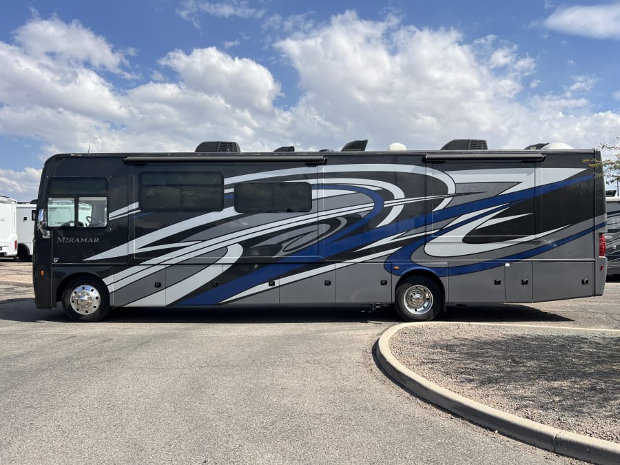2023 Thor Motor Coach MIRAMAR — photo 28 view