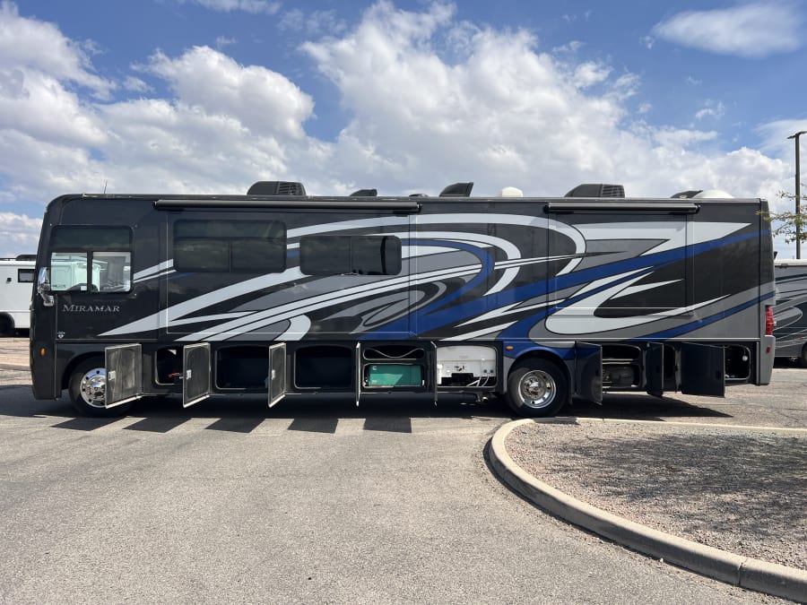 2023 Thor Motor Coach MIRAMAR — photo 29 view