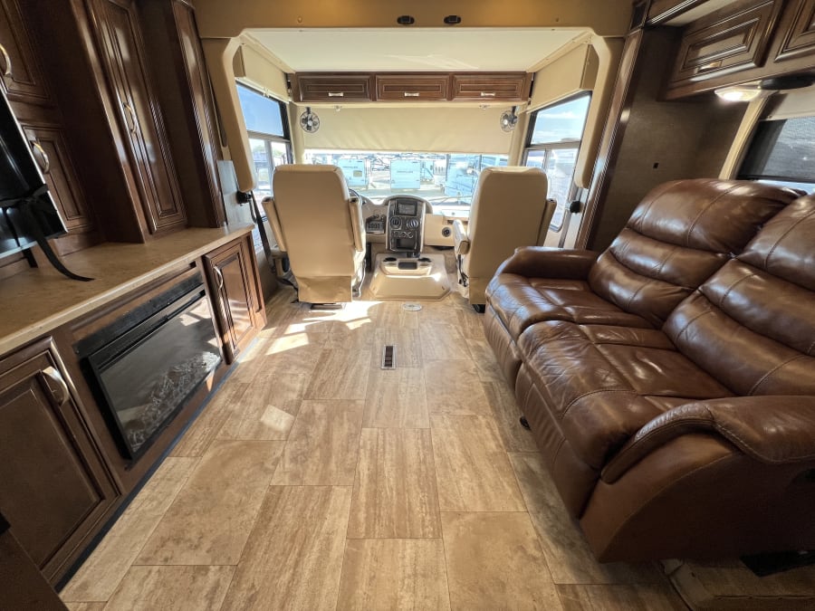 2017 Thor Motor Coach CHALLENGER — rear three-quarter view
