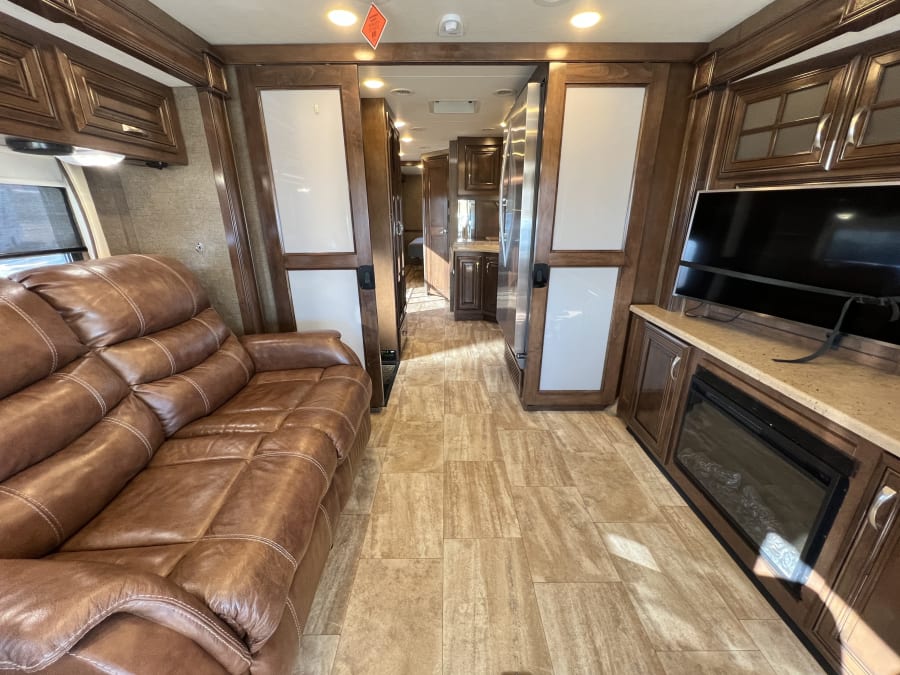 2017 Thor Motor Coach CHALLENGER — interior view