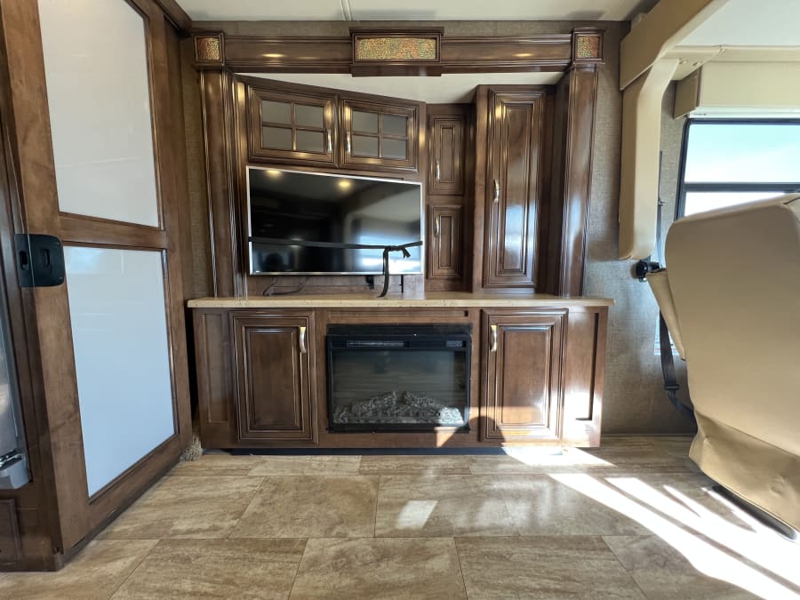 2017 Thor Motor Coach CHALLENGER — engine compartment view