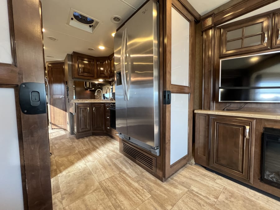 2017 Thor Motor Coach CHALLENGER — photo 7 view