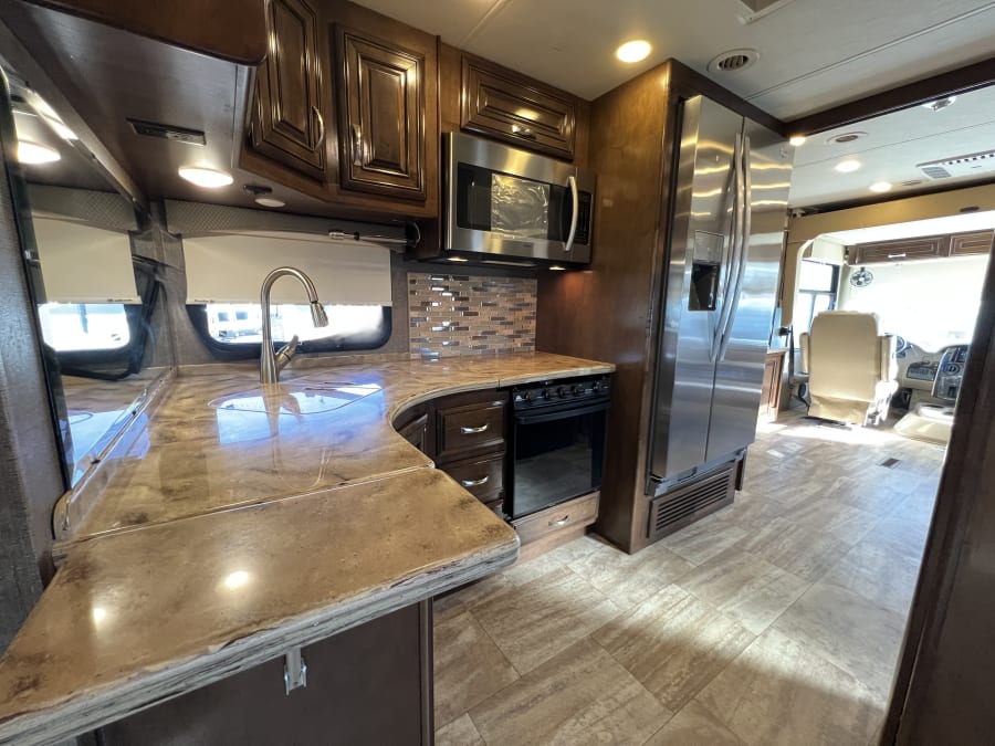 2017 Thor Motor Coach CHALLENGER — photo 9 view