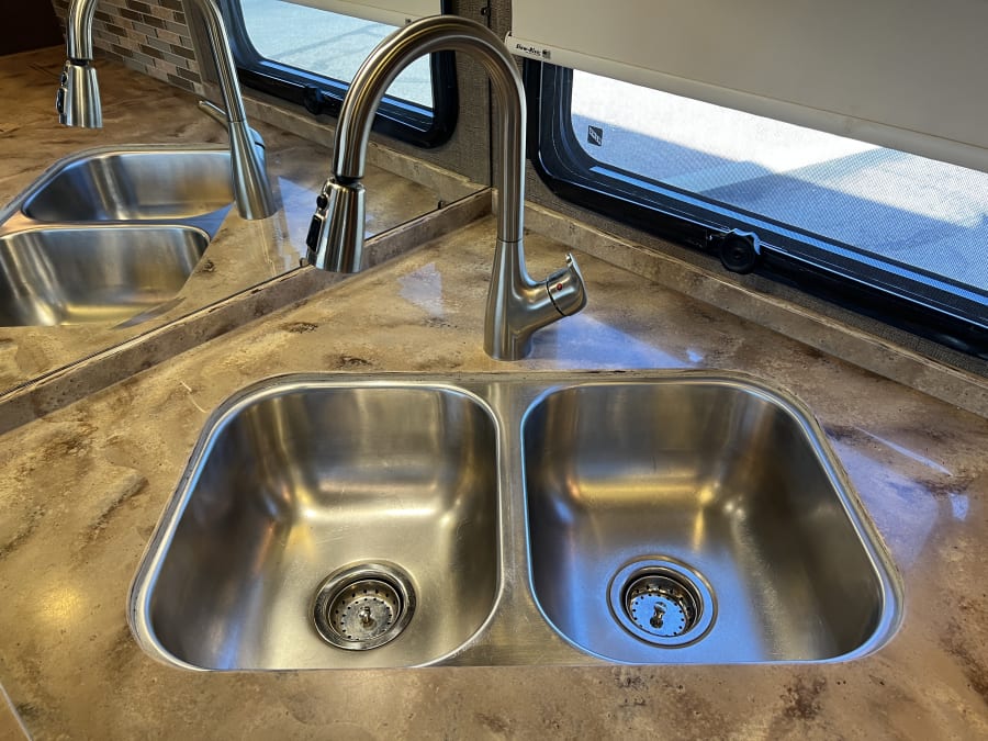 2017 Thor Motor Coach CHALLENGER — photo 12 view