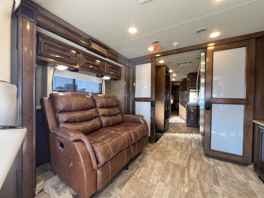 2017 Thor Motor Coach CHALLENGER — photo 13 view