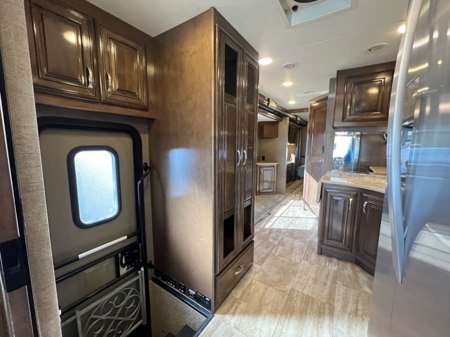 2017 Thor Motor Coach CHALLENGER — photo 16 view