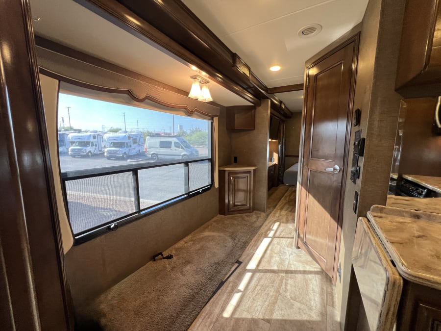2017 Thor Motor Coach CHALLENGER — photo 17 view
