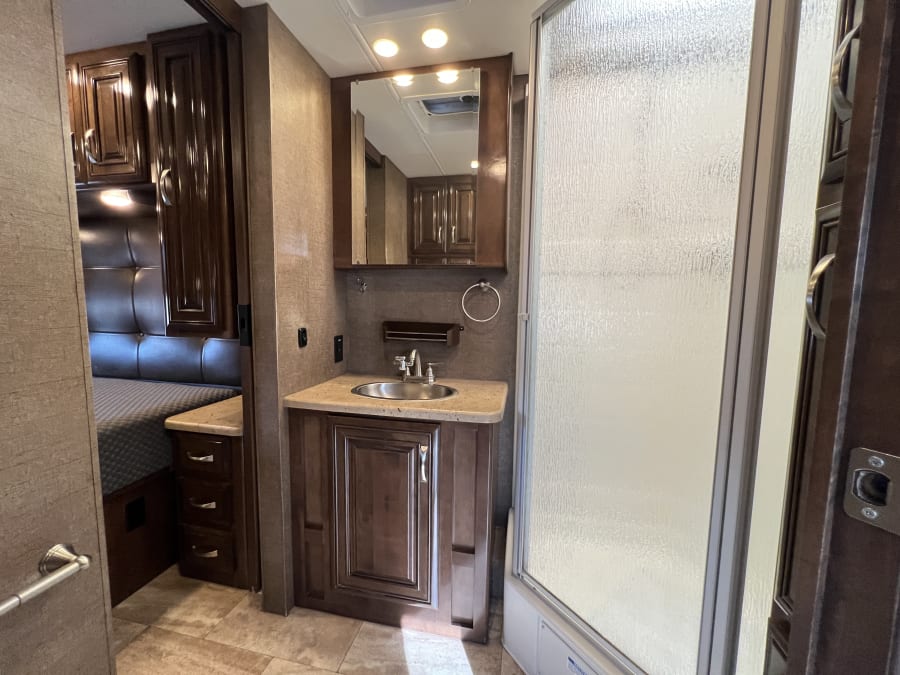 2017 Thor Motor Coach CHALLENGER — photo 20 view