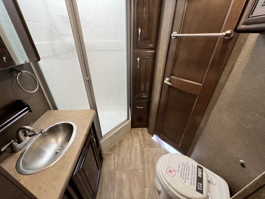 2017 Thor Motor Coach CHALLENGER — photo 21 view
