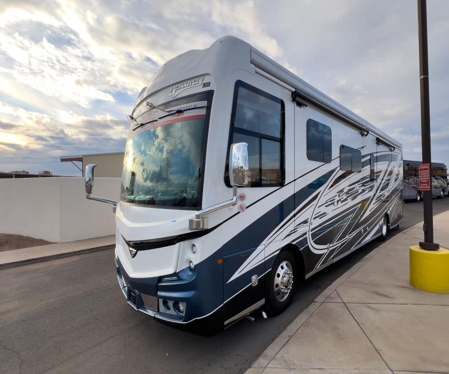 2026 Fleetwood DISCOVERY LXE — side profile view