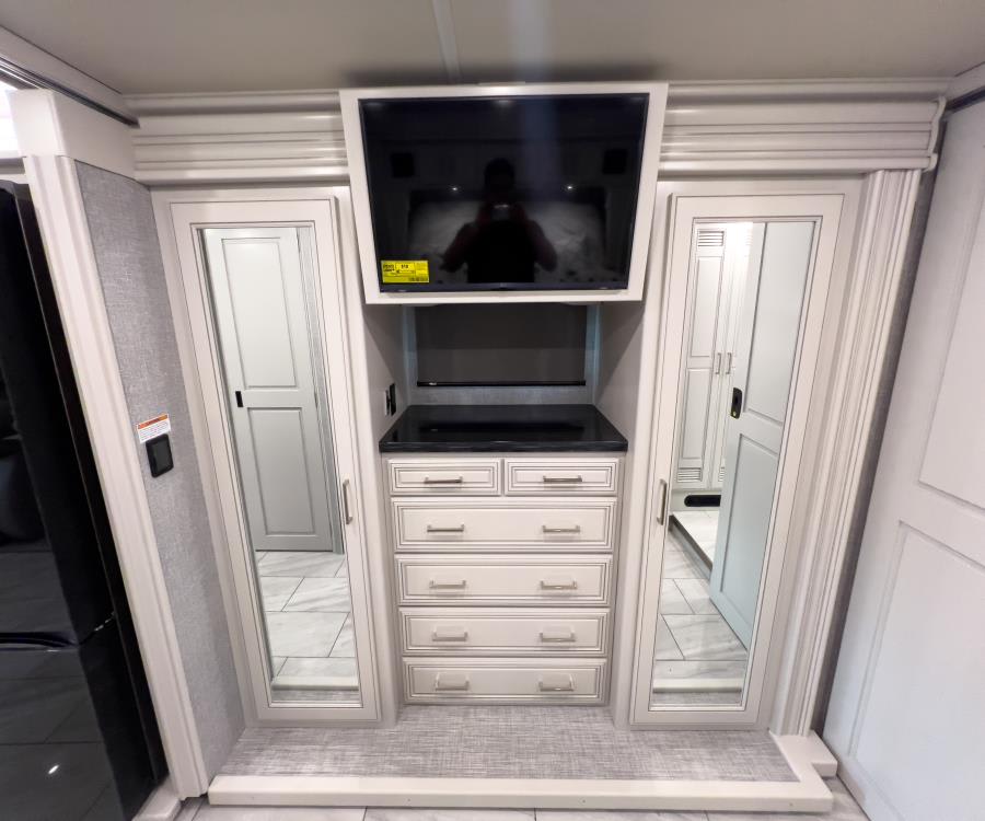 2026 Fleetwood DISCOVERY LXE — photo 40 view