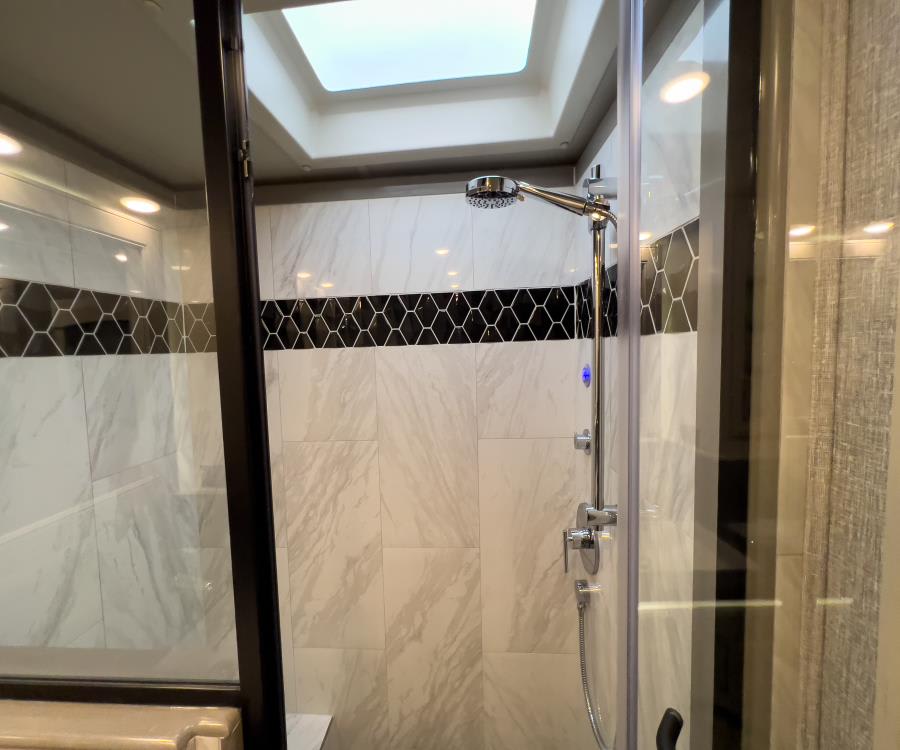 2026 Fleetwood DISCOVERY LXE — photo 43 view