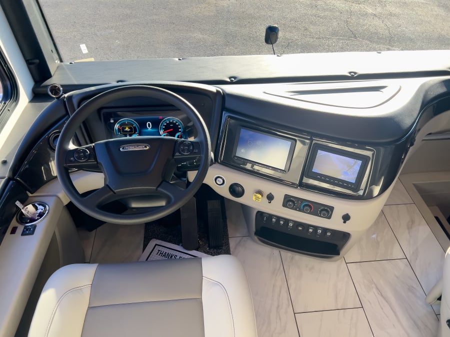 2026 Fleetwood DISCOVERY — side profile view