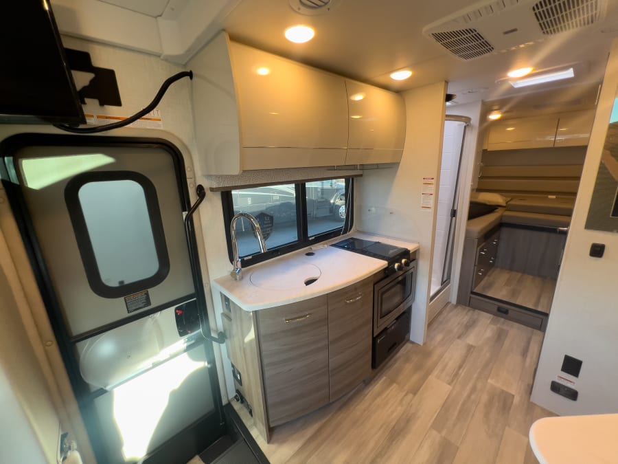 2026 Thor Motor Coach DELANO — photo 9 view