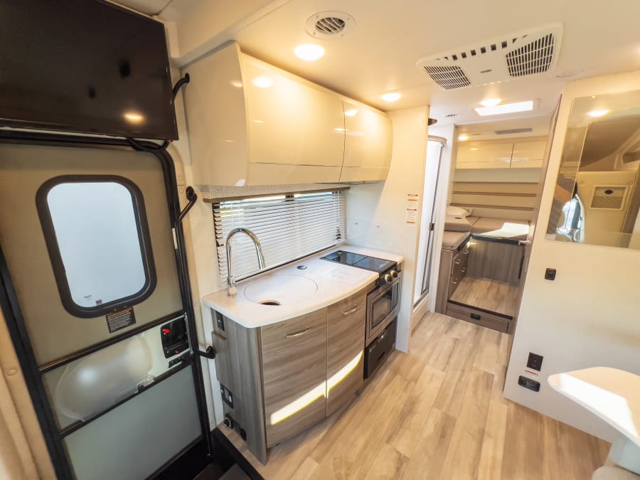 2026 Thor Motor Coach DELANO — photo 9 view