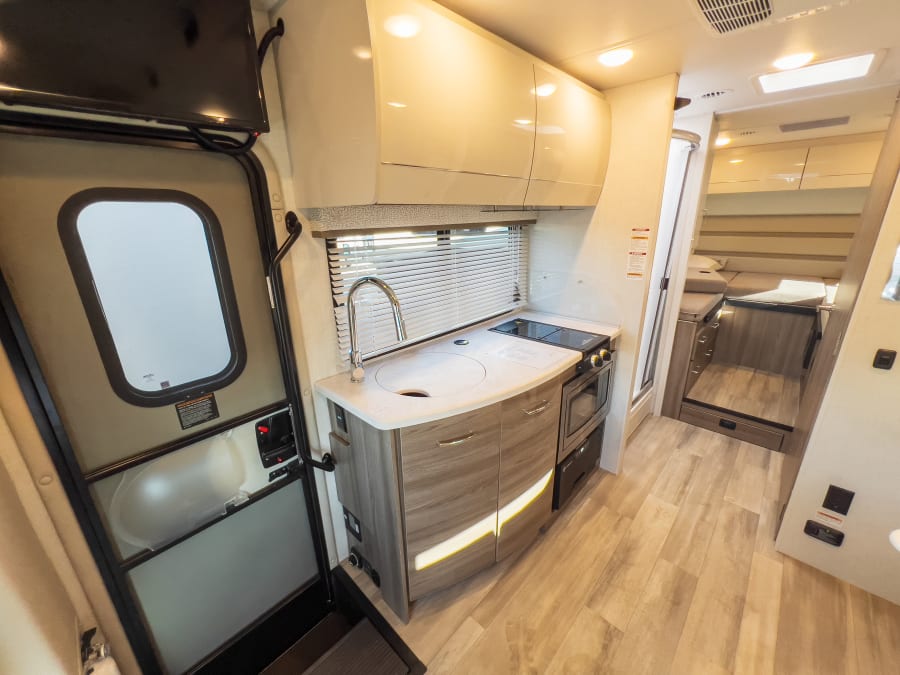 2026 Thor Motor Coach DELANO — photo 10 view