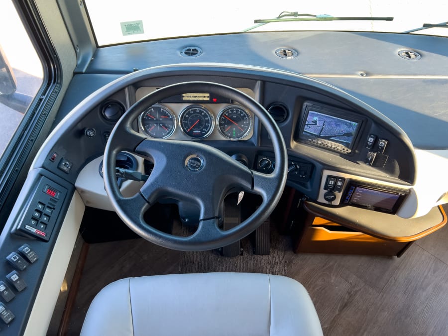 2018 Fleetwood PACE ARROW — side profile view