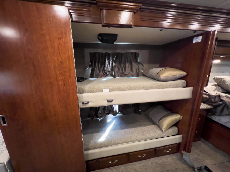 2018 Fleetwood PACE ARROW — photo 17 view