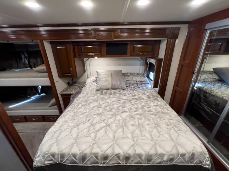 2018 Fleetwood PACE ARROW — photo 20 view