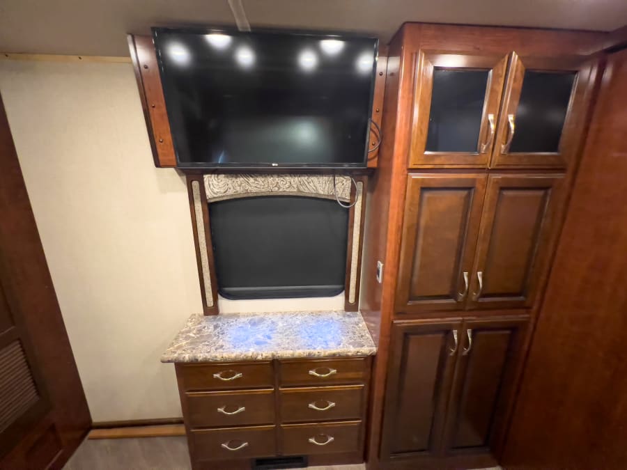 2018 Fleetwood PACE ARROW — photo 21 view