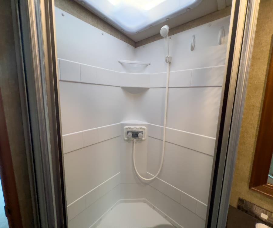 2018 Winnebago SUNSTAR — photo 16 view