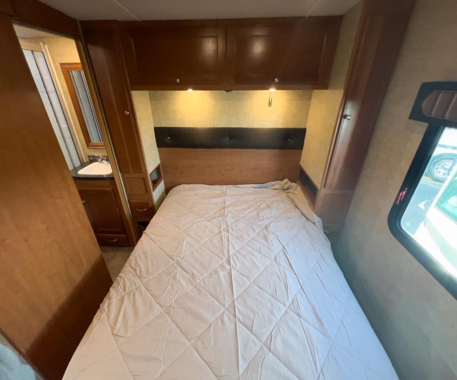2018 Winnebago SUNSTAR — photo 18 view