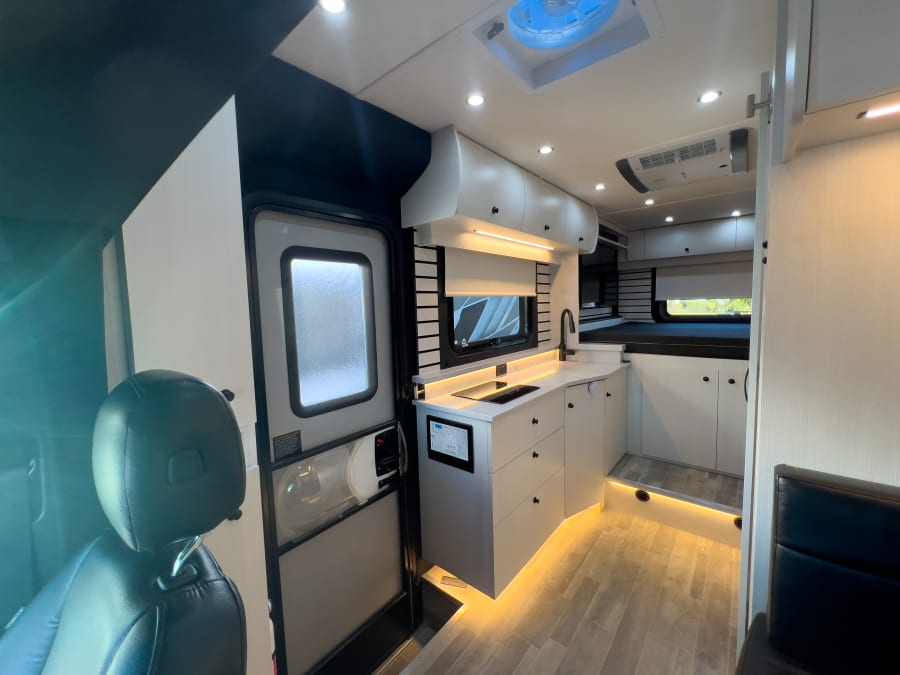 2025 Pleasure Way PLATEAU XL — photo 8 view