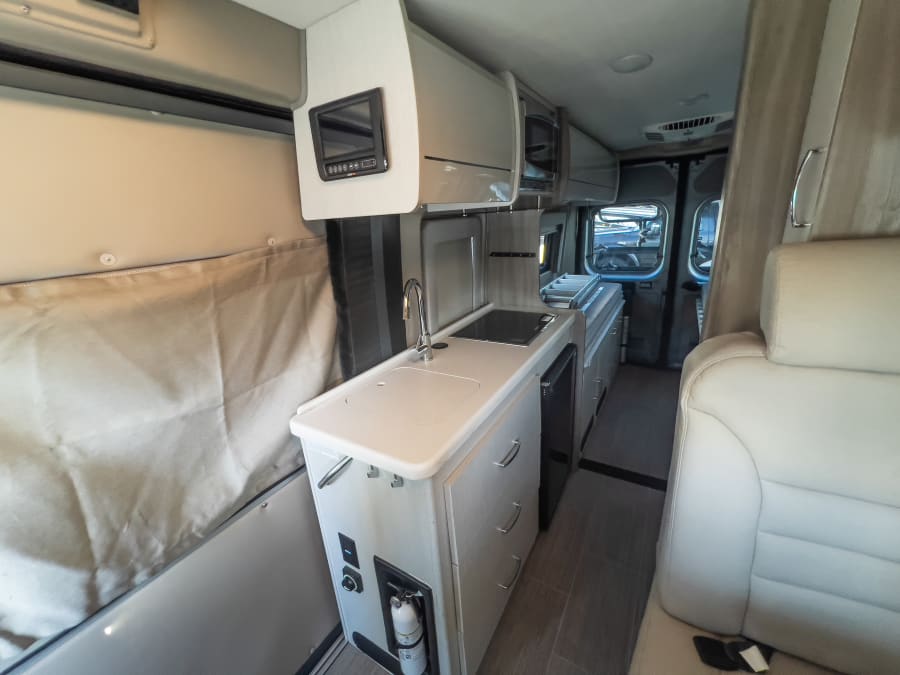2023 Thor Motor Coach TELLARO — photo 9 view