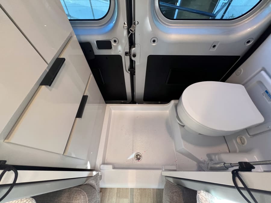 2027 Thor Motor Coach TELLARO — photo 10 view