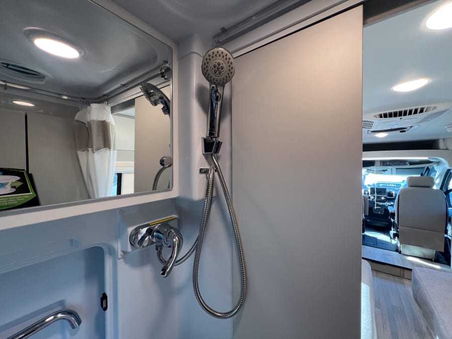 2027 Thor Motor Coach TELLARO — photo 12 view